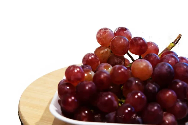 Uvas rojas sobre mesa de madera — Foto de Stock