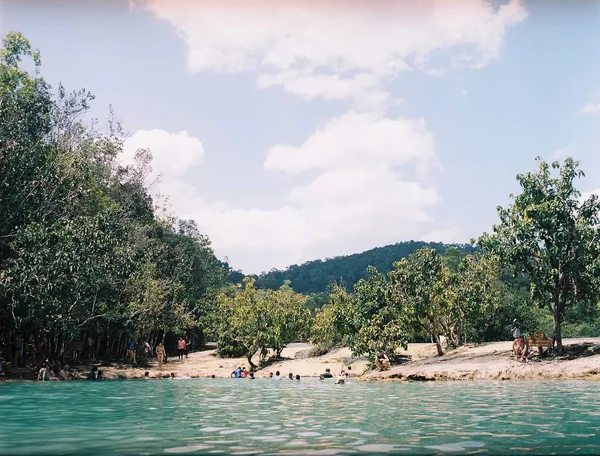 Gökyüzüne karşı zümrüt gölünün manzara görünümü