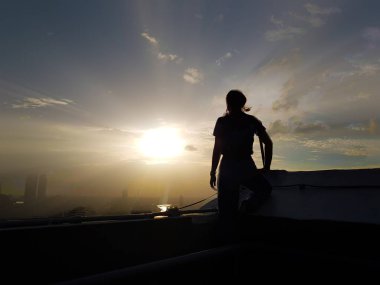 çatıda motivasyon kadın