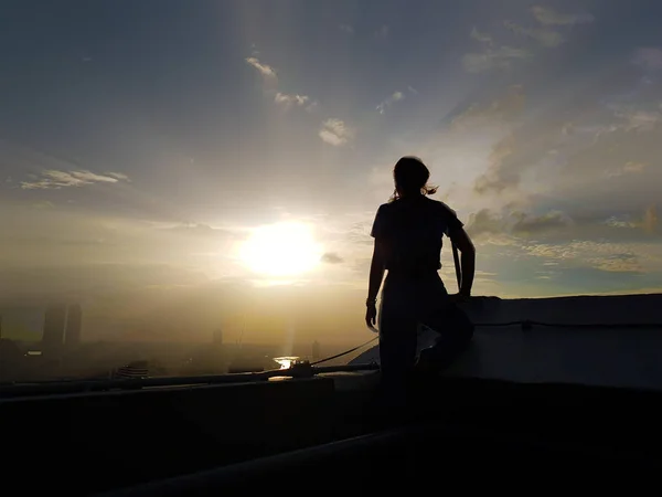 çatıda motivasyon kadın