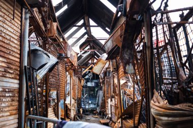 terk ateş bit pazarı, bu harap yapı bina