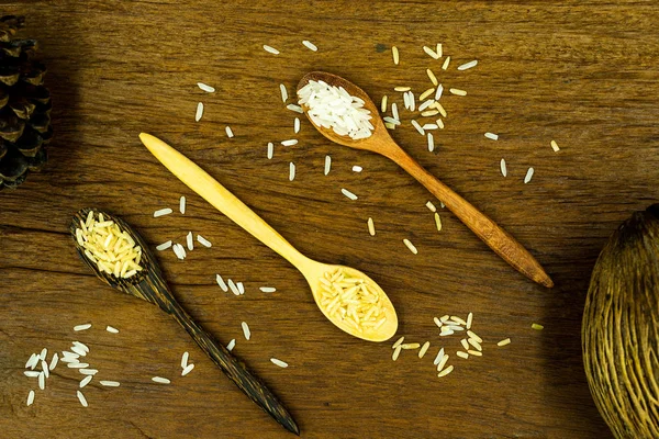 ahşap arka plan ile ahşap kaşık organik pirinç