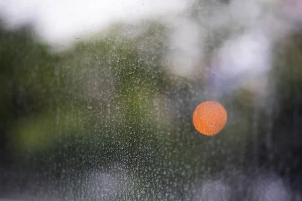 Pencereler tozla yağmurla karışır