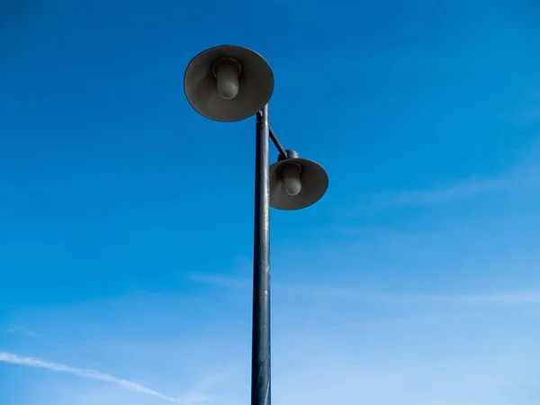 Sokak lambası gökyüzüne karşı