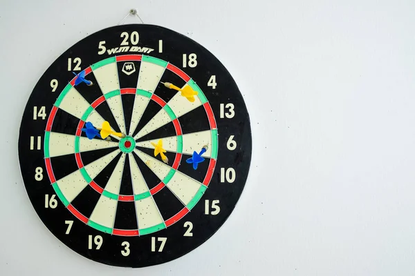 Ofisteki beyaz duvara ok ve hedef