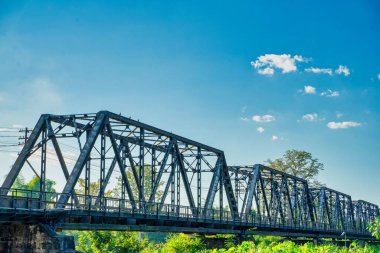 Kırsal kesimdeki nehir üzerinde köprü