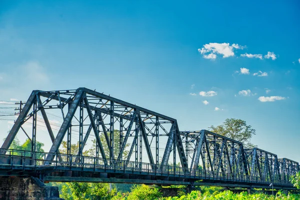 Kırsal kesimdeki nehir üzerinde köprü