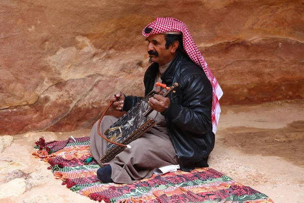 Petra, Jordanien-22 maj, 2019. En man i traditionell kostym spelar musik i Petra — Stockfoto