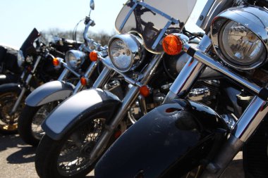 Dört motosiklet yakın çekim, arka arkaya ayakta