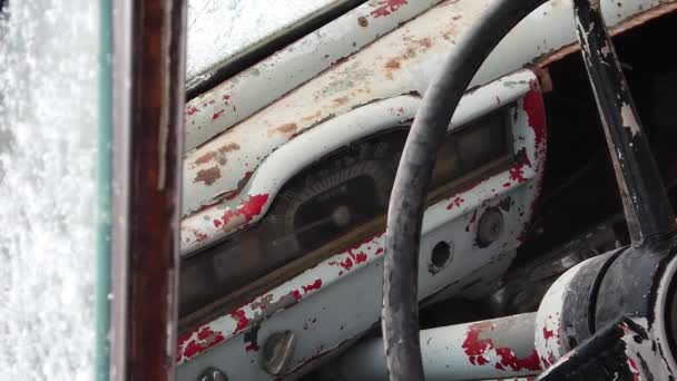Wewnątrz Opuszczonego Samochodu Lekkim Śniegu — Wideo stockowe