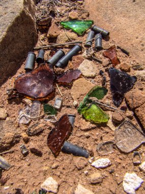 Arizona çölünde çatlak kuru kir üzerinde mermi kabukları ve kırık cam