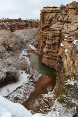 Arizona'da Kanyon'da Donmuş Akarsu
