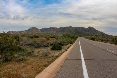 Scottsdale, Arizona / Abd 21 Mart 2019: Tom'un Başparmağına Doğru Mutlu Vadi Yolu