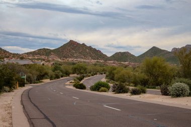 Scottsdale, Arizona / Abd 21 Mart 2019: Mcdowell Dağları'nın Happy valley Road görünümü