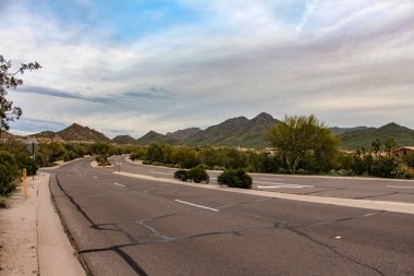 Scottsdale, Arizona / Abd 21 Mart 2019: Mcdowell Dağları'nın Happy valley Road görünümü