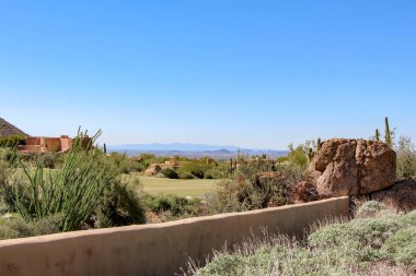 Kuzey Scottsdale Arizona'da bir golf sahasında ev