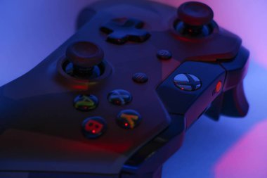 Scottsdale, Arizona / Abd 9 Nisan 2019: Mavi ve pembe ışıkta Camo Xbox Controller