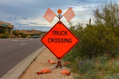 Scottsdale Yılında Parlak Turuncu Kamyon Crossing Sign
