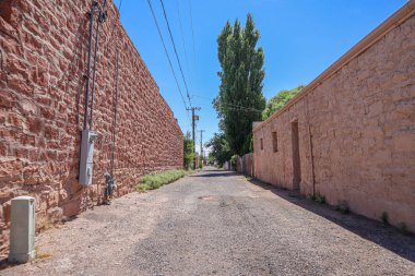 Eski kerpiç tuğla duvarlarile Alley