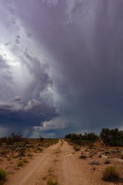 Arizona'da karanlık gökyüzü ve toprak yol