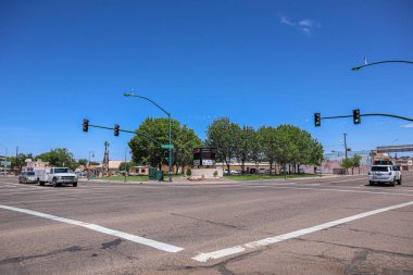 Navajo Bld ve Hopi Dr Üzerinde Şehir Ana Kavşağı