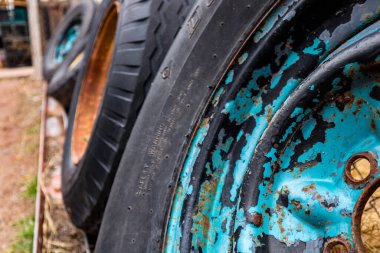 Eski Mavi Paslı Rims Soluk Lastiklerde