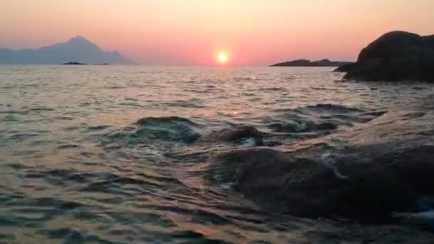 Vista Aérea Del Amanecer Sobre Mar Playa Griega Con Silueta — Vídeo de stock