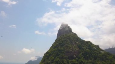 Rio De Janeiro Brezilya, İsa 'nın Sinematik Havası Bulutlardaki Kurtarıcı Heykeli