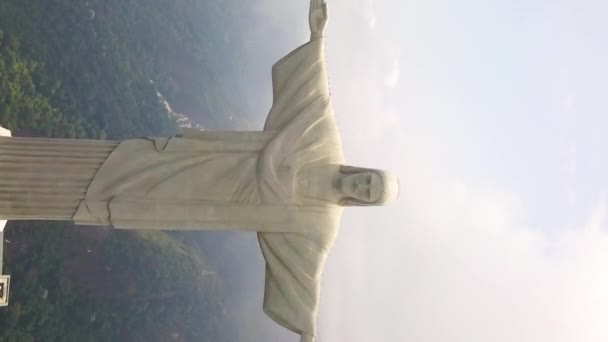 Vertical, Cristo La Estatua Redentora de Jesús en Río De Janeiro, Vista Aérea — Vídeo de stock