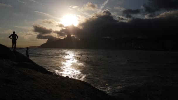 Praia de Ipanema, Rio de Janeiro, Brasil. Pôr-do-sol idílico e silhuetas de pessoas — Vídeo de Stock