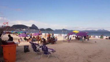 Copacabana Sahili, Rio De Janeiro, Brezilya. İnsanlar Rahatlıyor ve Eğleniyor