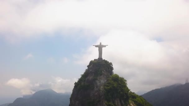 Cristo icónico El Redentor Bajo las Nubes, Monumento Histórico de Río de Janeiro Brasil — Vídeos de Stock