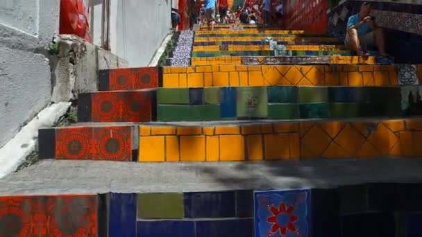 Rio de Janeiro, Brasil Selaron Stairways. Baixo ângulo de caminhada, marco artístico — Vídeo de Stock