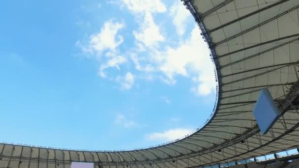 Río de Janeiro, Brasil. Estadio icónico de Maracana, azotea, asientos vacíos y campo — Vídeos de Stock