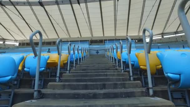Estadio Maracana, Río de Janeiro, Brasil. Caminando entre asientos de tribuna vacíos — Vídeos de Stock