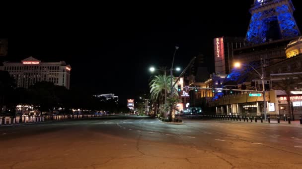 Las Vegas Strip Boulevard τη νύχτα κατά τη διάρκεια της Corona Virus Πανδημία και κλείδωμα — Αρχείο Βίντεο