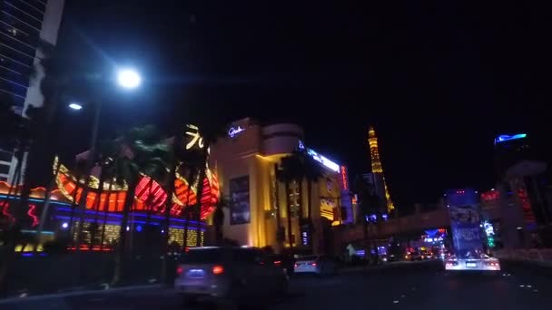 美国内华达州拉斯维加斯大道的夜车。霓虹灯的交通及观景 — 图库视频影像