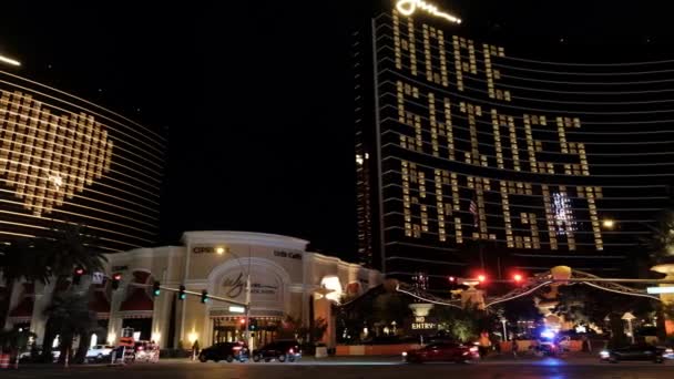 Las Vegas Strip Nachtverkeer. Gesloten Wynn Hotel Casino Tijdens Covid-19 Lockdown — Stockvideo