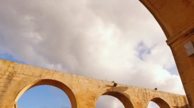 Yukarı Barrakka Bahçeleri, Valletta Malta. Kemerlerin Altında Yürümek, Akdeniz