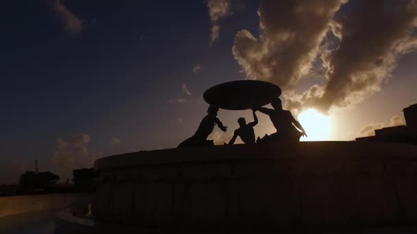 Soffici nuvole sopra la sagoma della Fontana di Tritone a La Valletta, Malta — Video Stock