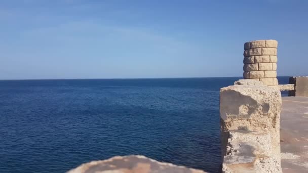 Malta Ruínas costeiras de pedra branca com vista para o mar Mediterrâneo — Vídeo de Stock