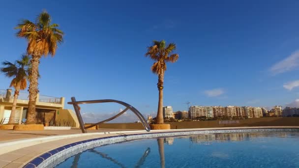 Malta, concetto di vacanza mediterranea di lusso. Piscina, palme e paesaggio urbano — Video Stock