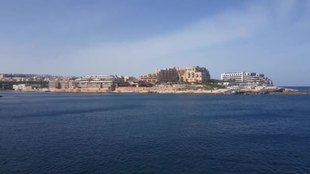 Detalj av Paceville, distriktet i Saint Julian, Malta. Förgrundsinformation om Blå havet — Stockvideo