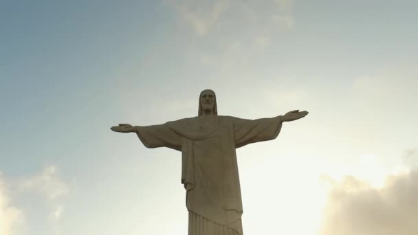 Río de Janeiro, Brasil, bajo la famosa estatua de Jesús, Cristo Redentor, inclinado hacia arriba — Vídeo de stock