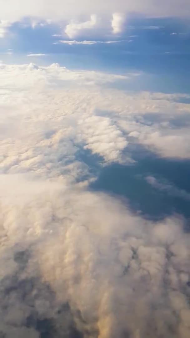 Függőleges videó, Repülő Fény Felhők felett Stratoszférában, Légi nézet — Stock videók