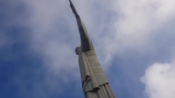 Ρίο ντε Τζανέιρο Χριστός Το άγαλμα του Reedemer Ιησού κάτω από τα σύννεφα, κινηματογραφική κοντινό πλάνο — Αρχείο Βίντεο