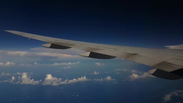 飛行機の翼と無限の青い地平線雲の上を飛んで閉じる — ストック動画