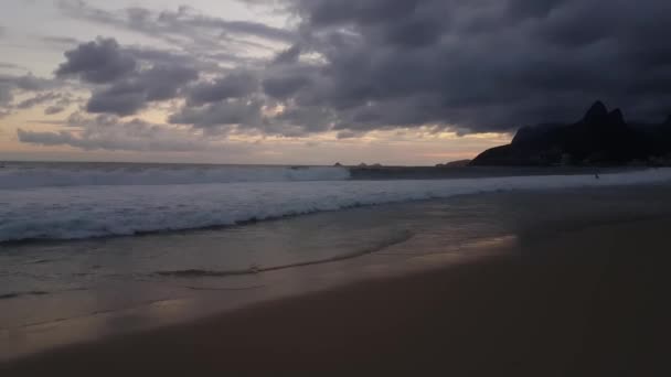 Crepúsculo sobre Ipanema Praia e Oceano Atlântico, Rio De Janeiro, Brazi, Panorama — Vídeo de Stock