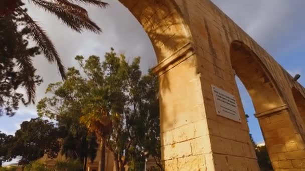 Passeggiando sotto gli archi dei Giardini di Barrakka Superiore, La Valletta Malta — Video Stock