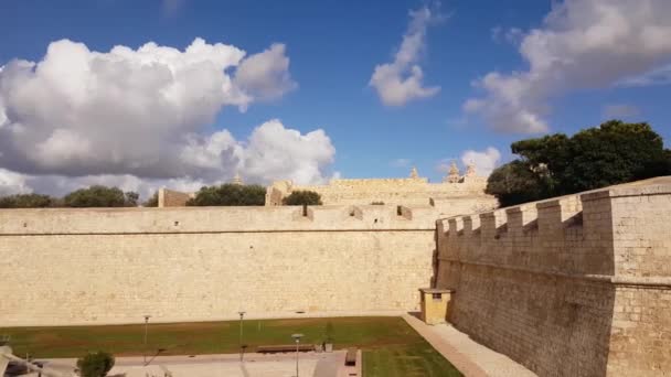 Antike Mauern und Befestigungsanlagen von Mdina, Malta — Stockvideo